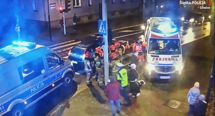 Wjechała w rodzinę na pasach, bo miała...zamarzniętą szybę. Zobacz FILM ku przestrodze wprost z Gliwic