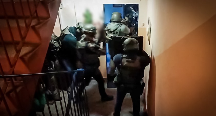 Więzili, brutalnie bili a na koniec okradli świadka. Zobacz film z zatrzymania 3 członków gangu przez policjantów wrocławskiego CBŚP