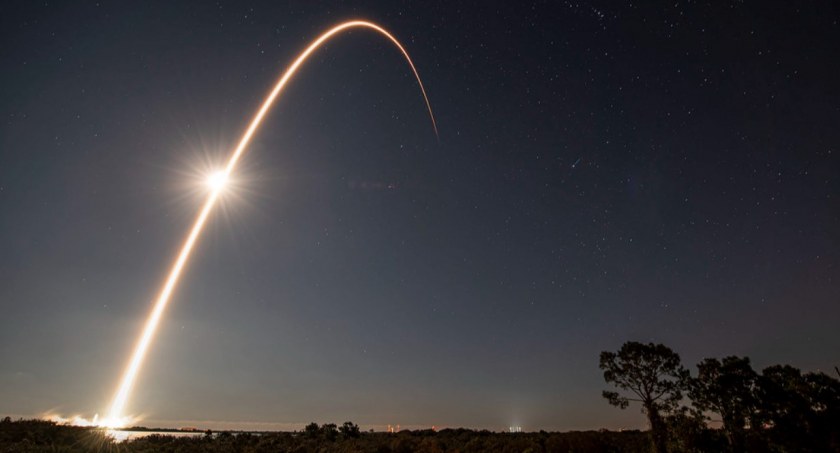 Burza magnetyczna pokrzyżowała plany SpaceX. 40 satelitów Starlink spłonie w atmosferze ziemskiej