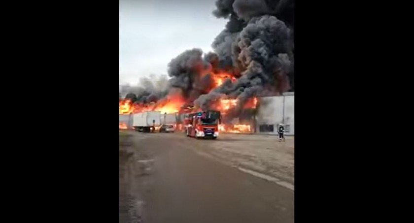 Potężny pożar w Starachowicach. Płonie hala produkcyjna Cersanitu