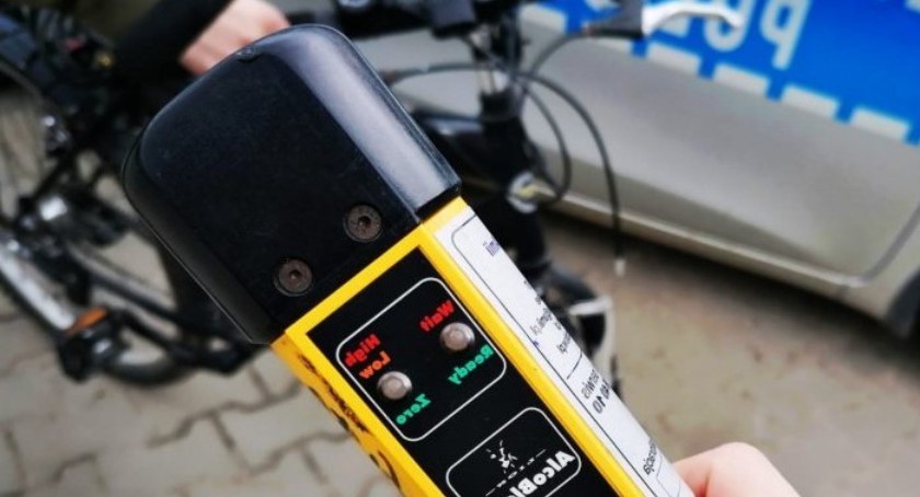 Kolejna nieodpowiedzialna i kosztowna wycieczka rowerowa. Mieszkaniec Oleśnicy ukarany mandatem w wysokości 2,5 tysiąca złotych