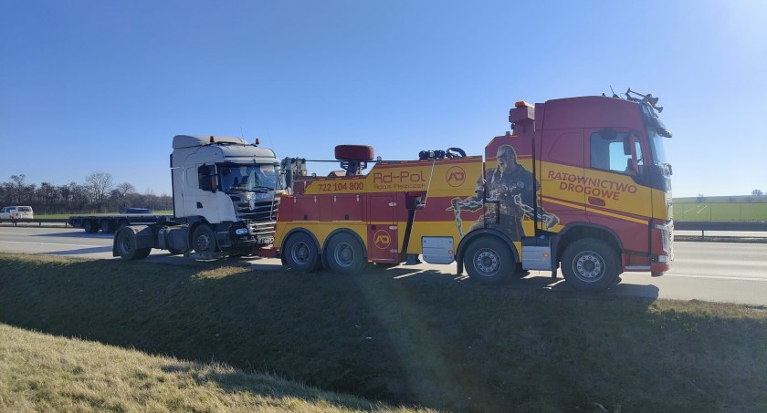 Kolizja dwóch pojazdów ciężarowych na 142 kilometrze autostrady A4 w kierunku Legnicy