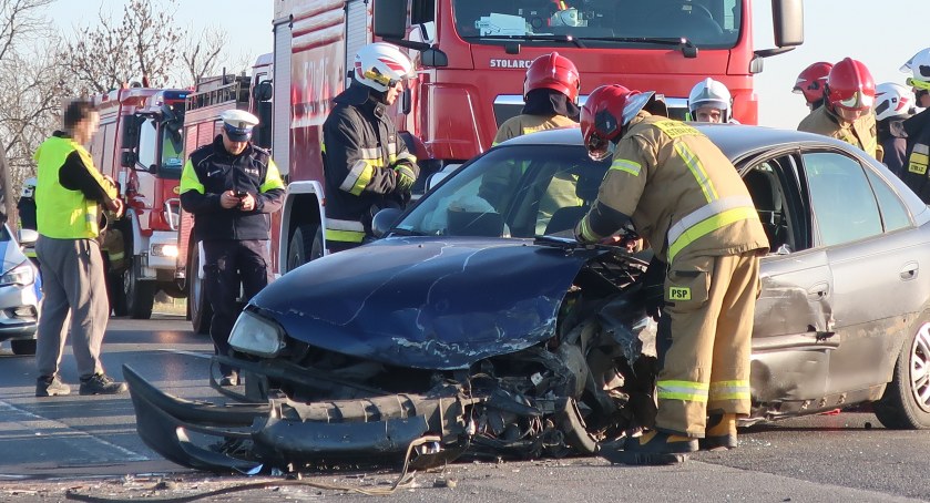Wypadek z udziałem auta ciężarowego i dwóch osobówek na trasie Wrocław-Oława. Kobieta w ciąży trafiła do szpitala