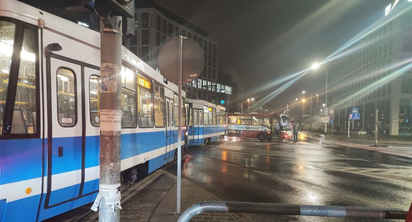 Kolizja autobusu z tramwajem przy skrzyżowaniu ul. Suchej z Borowską. Spore utrudnienia przy Wroclavii