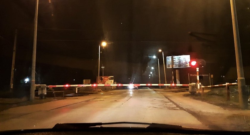 Wysoki mandat dla pieszego za przejście przez przejazd kolejowy