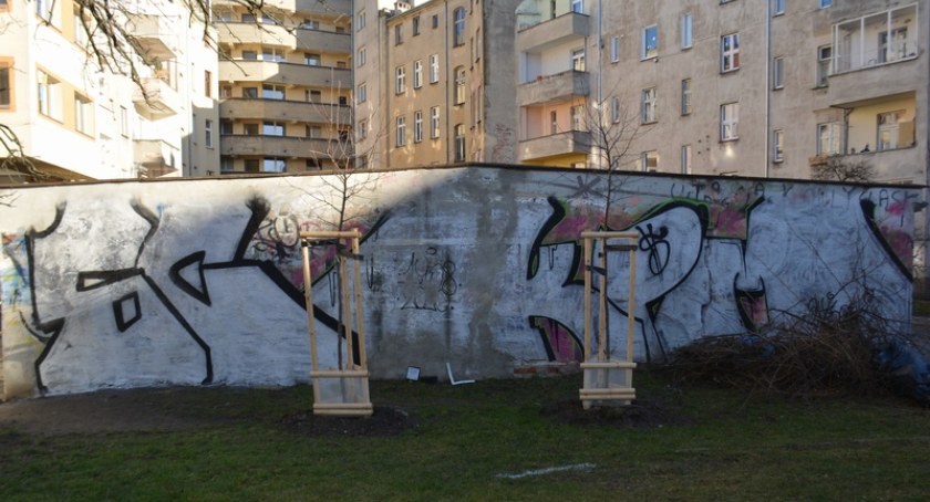 Zatrzymani wandale, którzy graffiti pokryli blisko 30 m2 ścian garaży na wrocławskim Śródmieściu