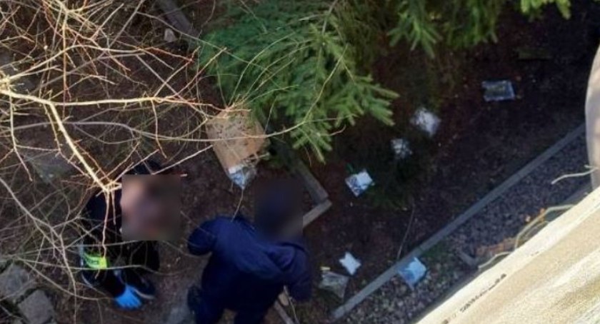 Wyrzucał kolejne pakunki przez balkon – wrocławscy policjanci zabezpieczyli 2,5 kilograma narkotyków, w tym heroiny i metamfetaminy