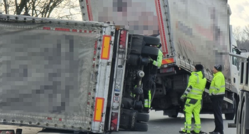 Wywrócone ciężarówki, powalone drzewa, zerwane dachy. Zobaczcie skutki wczorajszej wichury na Dolnym Śląsku