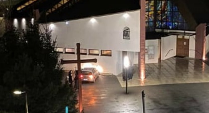 Siechnice - Auto wjechało w ścianę kościoła. Próba samobójcza?