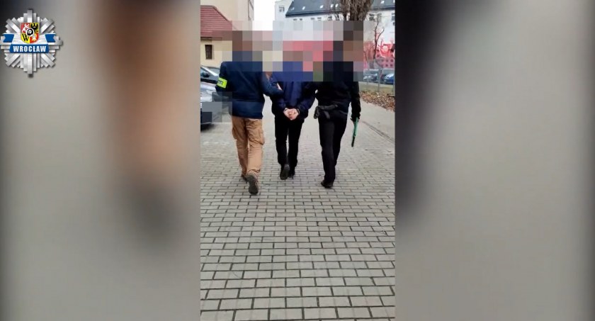 Zatrzymany przez wrocławskich policjantów za udział w „karuzeli vatowskiej”. Wartość uszczupleń na szkodę Skarbu Państwa wynosi blisko 3 miliony złotych [FILM]