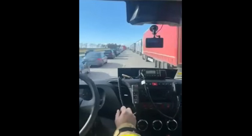 Wzorowy korytarz życia na autostradzie A4 w kierunku granicy. Brawa dla kierowców