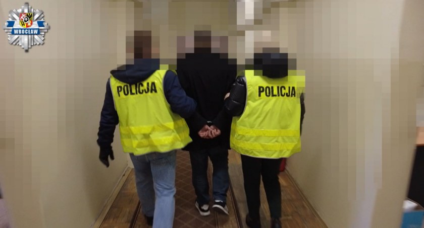 Obywatel Gruzji dokonał kradzieży rozbójniczej w jednym z dyskontów na Grabiszynku. Zatrzymano go na lotnisku tuż przed odlotem