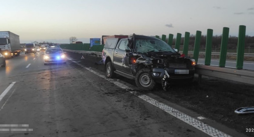 Pojazd przewożący amunicję uderzył w bariery ochronne na autostradzie A4. Jedna osoba trafiła do szpitala