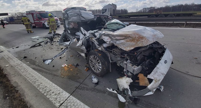 Samochód osobowy wjechał pod naczepę ciężarówki na A4. Autostrada w kierunku Legnicy całkowicie zakorkowana