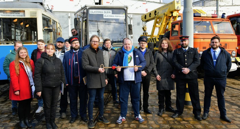 MPK Wrocław pomaga zachować dziedzictwo transportu. Tramwaj i dźwig w rękach miłośników transportu publicznego