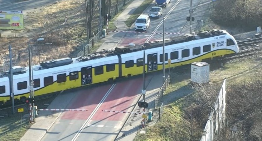 Policyjny dron monitorował zachowania kierowców na jednym z wrocławskich przejazdów kolejowych