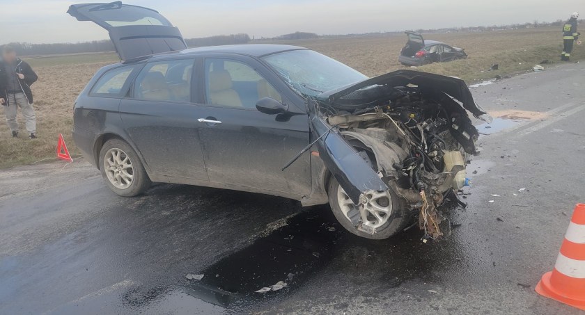 Zderzenie dwóch aut na DW346 w gminie Kobierzyce. Trzy osoby trafiły do szpitala
