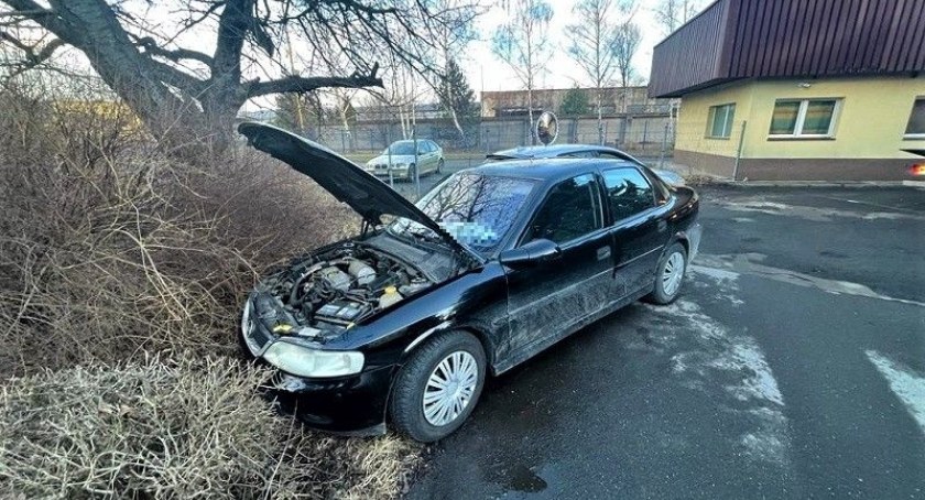 Doprowadził do policyjnego pościgu, bo uciekając myślał, że ma sądowy zakaz. Nie miał…
