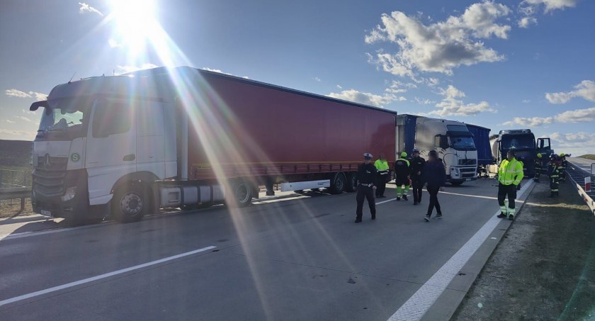 Kolizja trzech ciężarówek na A4 tuż za węzłem Udanin. Autostrada w kierunku Wrocławia zakorkowana. Zobacz FILM