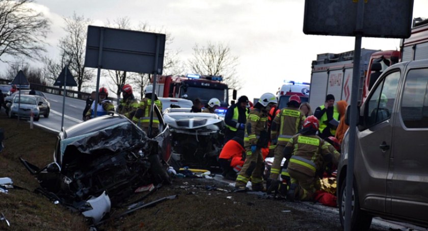 Czołowe zderzenie na DK8 pod Bardem. 5 osób poszkodowanych, w tym kobieta w ciąży