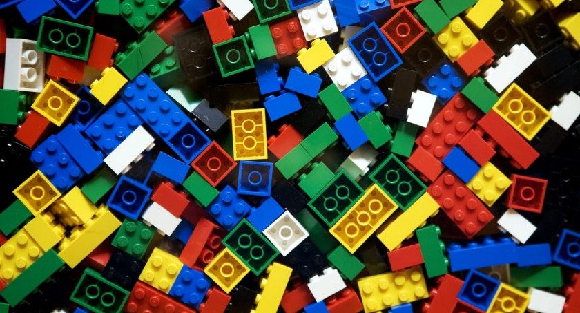 „Zapomniał” zapłacić za klocki lego. W sumie usłyszał 8 zarzutów kradzieży