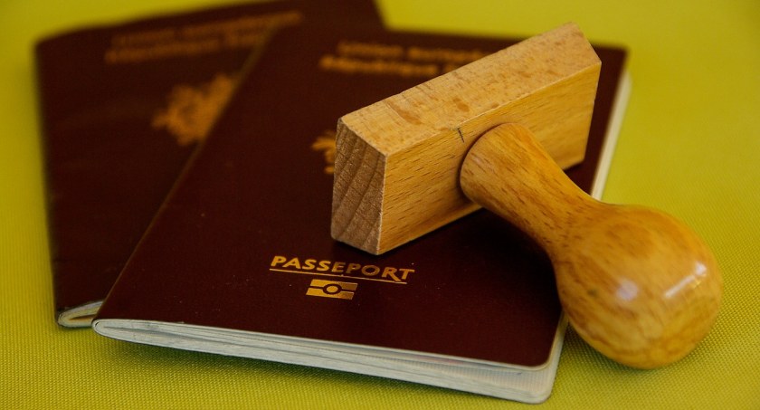 Kilkugodzinne kolejki po paszporty