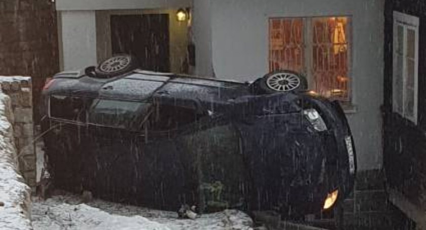 Dwóch pijanych obywateli Ukrainy dosłownie wpadło autem na prywatną posesje i uderzyło w budynek w Szklarskiej Porębie