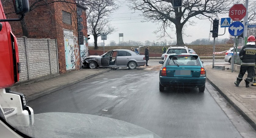 Kierowca BMW staranował ogrodzenie, przejechał wzdłuż przejścia dla pieszych i uderzył w budynek stacji transformatorowej