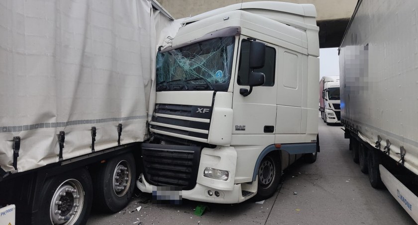 Zderzenie dwóch ciężarówek na A4. Spore utrudnienia w poruszaniu się w kierunku Wrocławia
