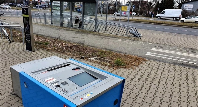 Młody kierowca pomylił gaz z hamulcem, uszkadzając kubeł, barierki i biletomat [FOTO]