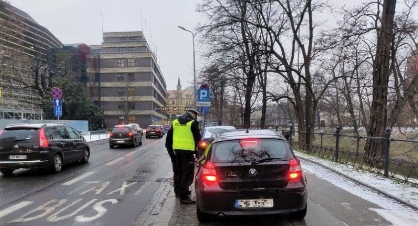Policyjne kontrole sposobu korzystania przez kierowców z buspasów. Efekt – mandaty i pouczenia [FOTO]