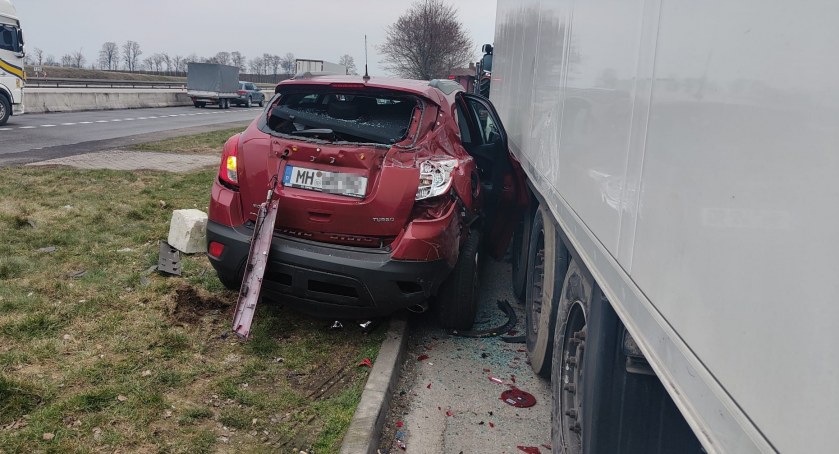 Wypadek na autostradzie A4 przed węzłem Jarosław. Auto staranowało lampe i uderzyło w ciężarówkę na parkingu
