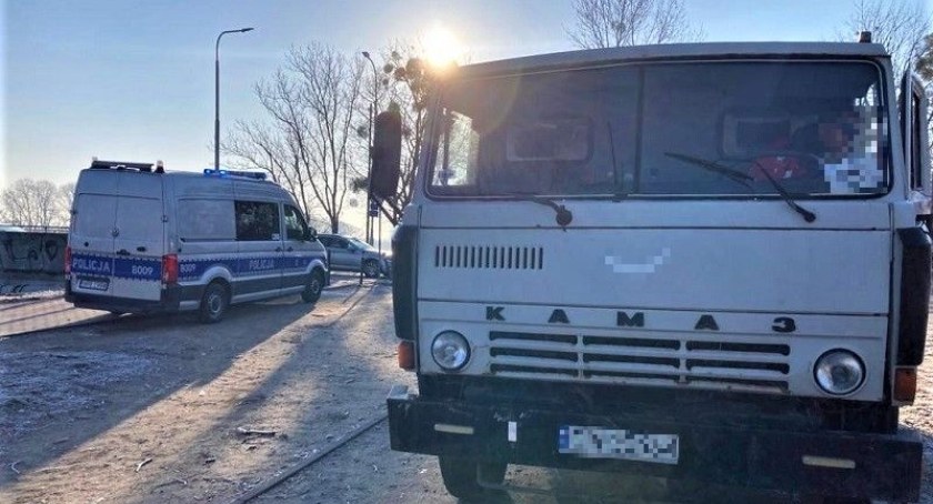 Stracił prawo jazdy i dowód rejestracyjny, bo jechał niesprawną ciężarówką, nie rejestrując aktywności kierowcy w tachografie [FOTO]