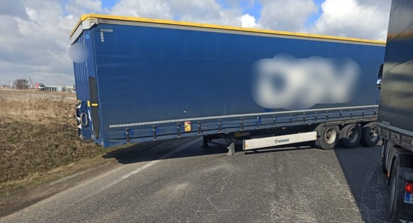 Naczepa wypięła się z tira przy autostradzie A4