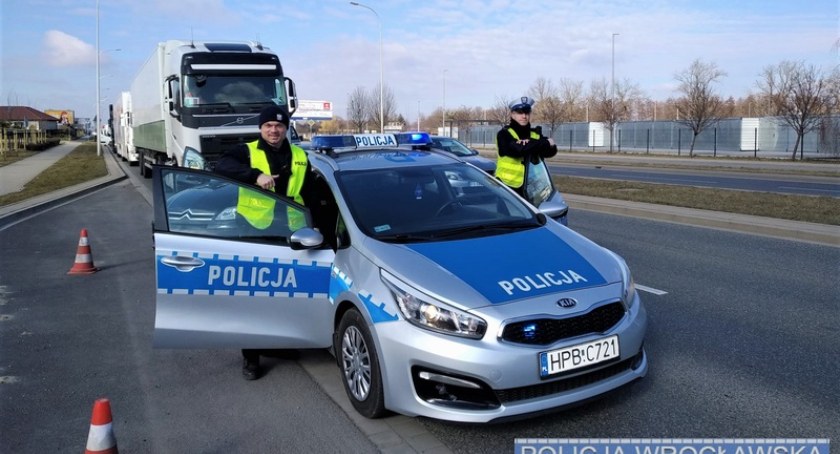 Policjanci pilotowali francuski konwój z pomocą humanitarną