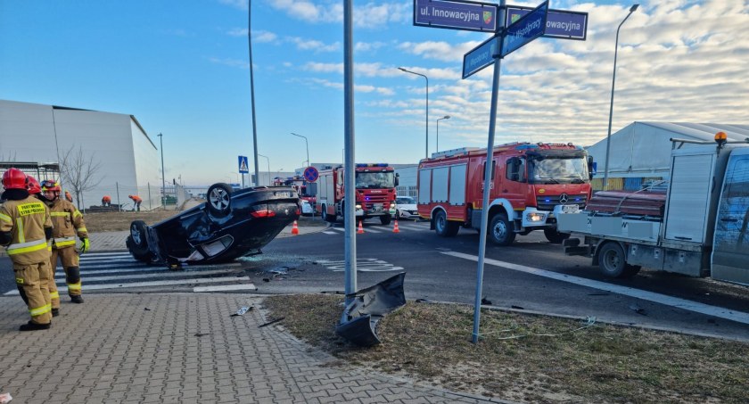 Dachowanie w strefie LG w Biskupicach Podgórnych. Obywatel Korei nie zatrzymał się przed znakiem STOP