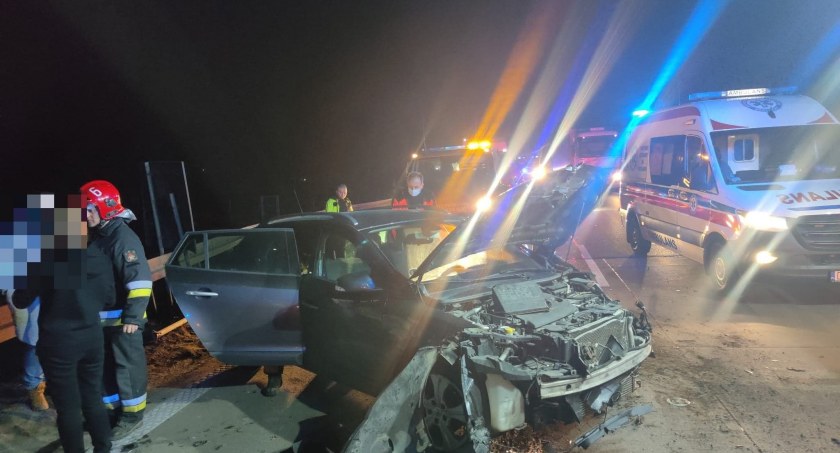 Jedna osoba uwięziona w rozbitym pojeździe po wypadku na A4.