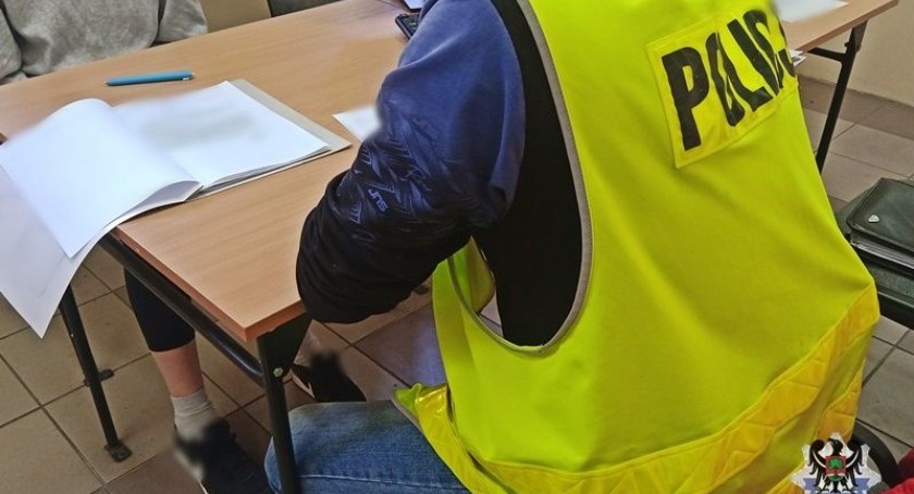 Kompletnie pijana matka opiekowała się dzieckiem. Córka wypadła kobiecie z wózka