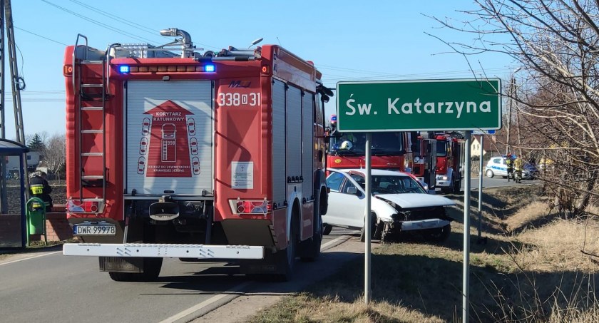 Wypadek w Świętej Katarzynie. Do szpitala trafiła jedna osoba