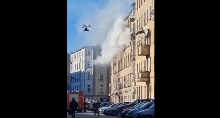Pożar mieszkania na 3 piętrze przy ulicy Brzeskiej we Wrocławiu. Jedna osoba trafiła do szpitala. Zobacz FILM