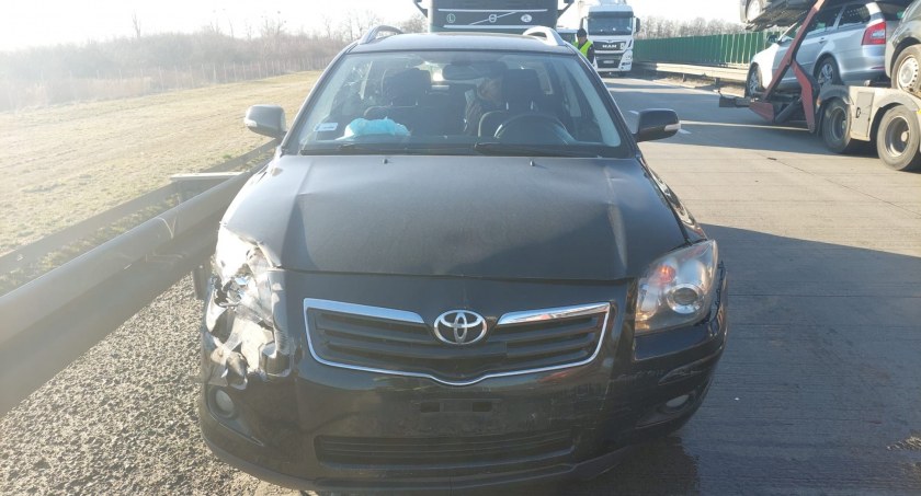 Kolizja 3 aut na A4 za węzłem Kostomłoty. Duże utrudnienia na autostradzie w kierunku Wrocławia