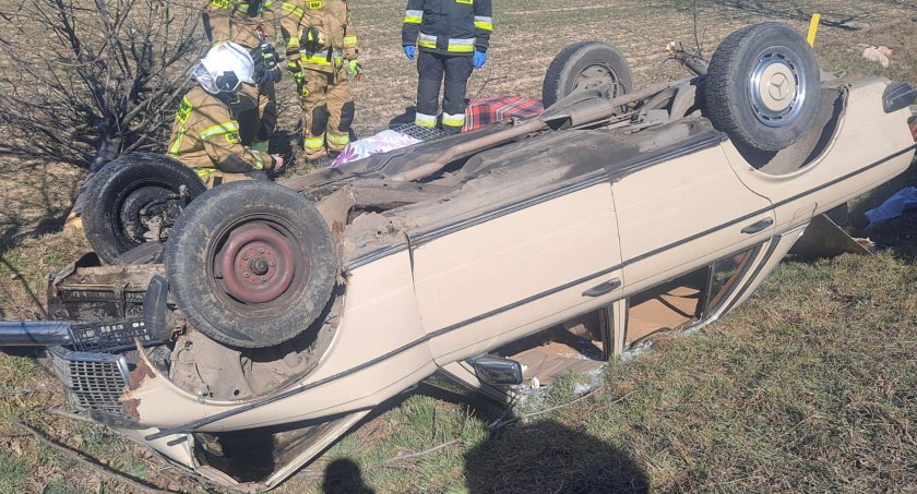 Dachowanie na DK35 w gminie Kąty Wrocławskie. Auto wypadło z drogi i uderzyło w drzewo