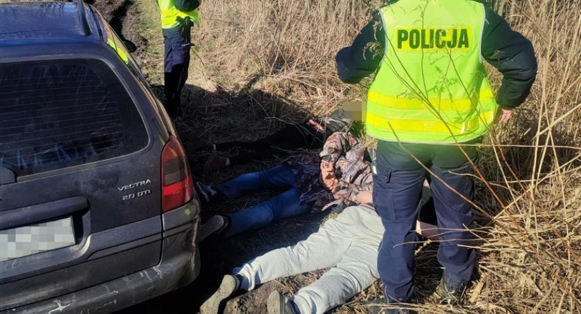 Nie zatrzymali się do kontroli. 33-latek wraz z pasażerami odpowiedzą teraz przed sądem [FOTO]