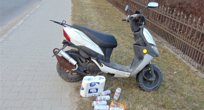 Całkowicie pijana pojechała skuterem po więcej alkoholu. Zatrzymał ją...uliczny krawężnik w jednej z miejscowości pod Sobótką