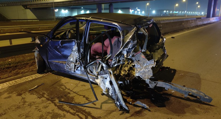 Poważny wypadek na 150 kilometrze autostrady A4 w kierunku Zgorzelca. Do szpitala trafiły trzy osoby dorosłe i dziecko