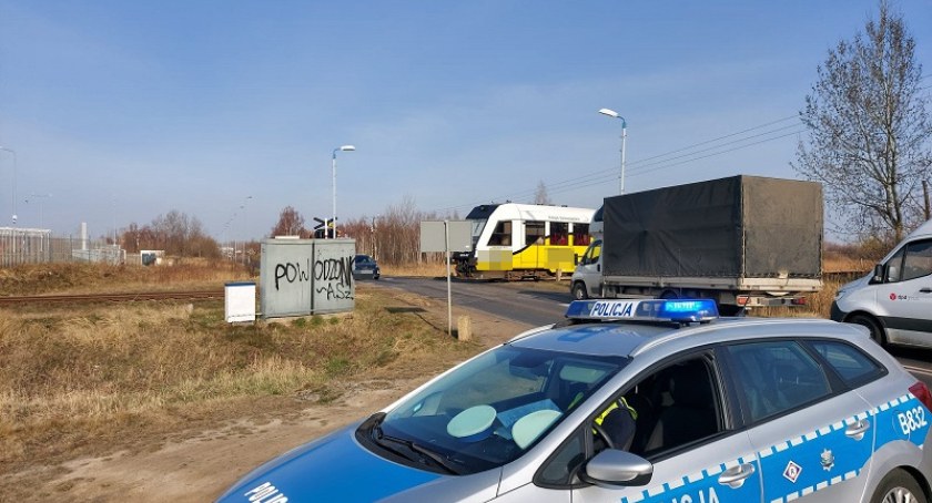 Mieli szczęście, bo zapłacili po 2 tyś. złotych mandatu, a mogli...stracić życie. Zlekceważyli czerwone światło na jednym z legnickich przejazdów