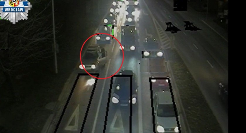 Szaleńcza ucieczka pijanego kierowcy z otwartymi drzwiami i policjantem próbującym odebrać mu kluczyki. Zobacz FILM
