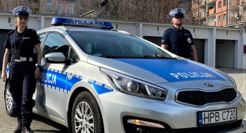 Policjanci z wrocławskiej drogówki pomogli wrócić do domu, błądzącemu nocą po wrocławskim Nadodrzu 82-latkowi
