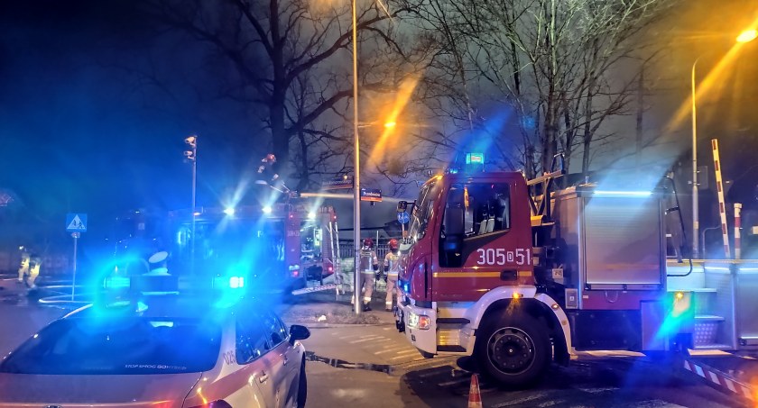 Pożar hali magazynowej na wrocławskim Zakrzowie. Z ogniem walczyło 8 zastępów straży pożarnej. Zobacz film i zdjęcia