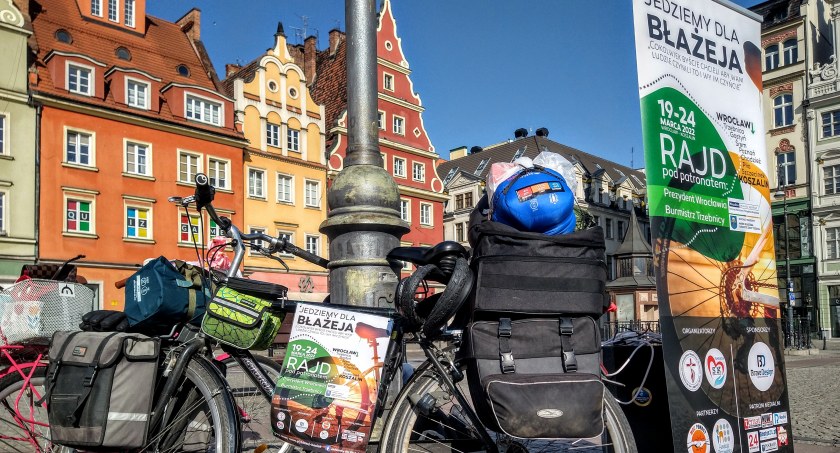 Motorniczy MPK Wrocław ruszył w charytatywny rowerowy rajd. Trasę z Wrocławia do Koszalina pokona dla chorego Błażeja